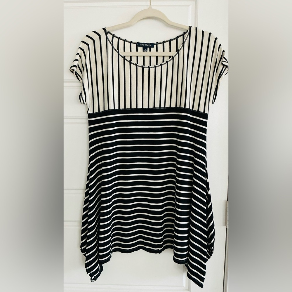 Max Edition Woman's Medium Black Multi Colored Cap Sleeve Swing Top NWT